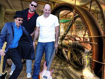 Auch im Fichtelgebirge gedeiht der Blues. Das wollen (von links) Thomas Franzke (Gitarre, Mundharmonika und Gesang), Volker Otto (Schlagzeug) und Eckard Miksch (Bass und Gesang) von der "Barrelhouse Blues Band" bei ihrem Konzert am 9. April in Unnersdorf unter Beweis stellen. Foto: Barrelhouse Blues Band
