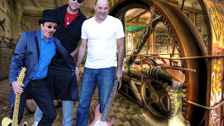 Auch im Fichtelgebirge gedeiht der Blues. Das wollen (von links) Thomas Franzke (Gitarre, Mundharmonika und Gesang), Volker Otto (Schlagzeug) und Eckard Miksch (Bass und Gesang) von der "Barrelhouse Blues Band" bei ihrem Konzert am 9. April in Unnersdorf unter Beweis stellen. Foto: Barrelhouse Blues Band
