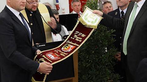 Pfarrer Daniel Schuster segnet das neue Fahnenband. Es wurde von den beiden Schirmherren, Landrat Hermann Ulm und Bürgermeister Claus Schwarzmann, an den Vorsitzenden Michael Hofmann übergeben.