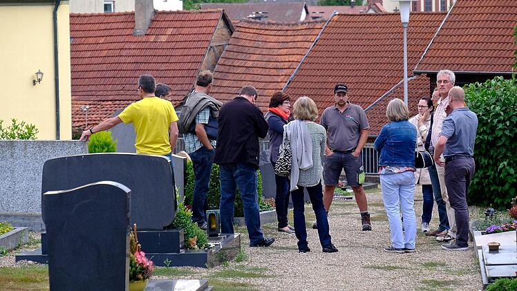 Der Euerdorfer Marktgemeinderat, Bürger und Planer sprachen im Friedhof über dessen Neugestaltung.  Foto: Gerd Schaar