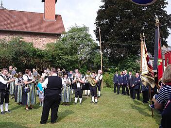 Die Döllautaler spielten zum Einzug auf den Festplatz zur 120-Jahr-Feier der Speicherzer Feuerwehr. Foto: Stephanie Elm