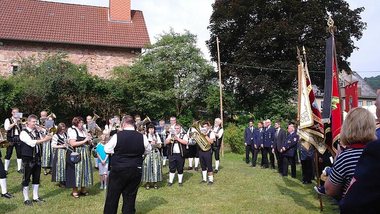 Die Döllautaler spielten zum Einzug auf den Festplatz zur 120-Jahr-Feier der Speicherzer Feuerwehr. Foto: Stephanie Elm