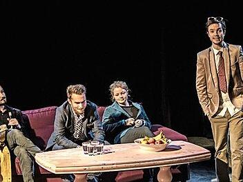 "Freistaat Coburg": Benjamin Hübner (rechts) als Moderator stellt neu engagierte Schauspieler vor (von links): Thomas Kaschel, Valentin Kleinschmidt und Solvejg Schomers. Foto: Jochen Berger