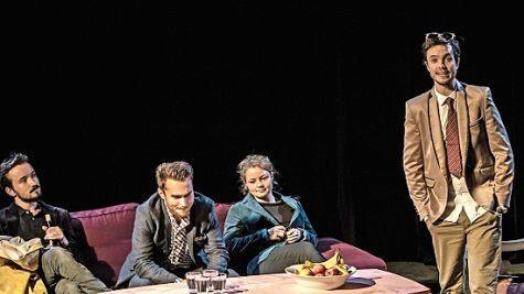 "Freistaat Coburg": Benjamin Hübner (rechts) als Moderator stellt neu engagierte Schauspieler vor (von links): Thomas Kaschel, Valentin Kleinschmidt und Solvejg Schomers. Foto: Jochen Berger