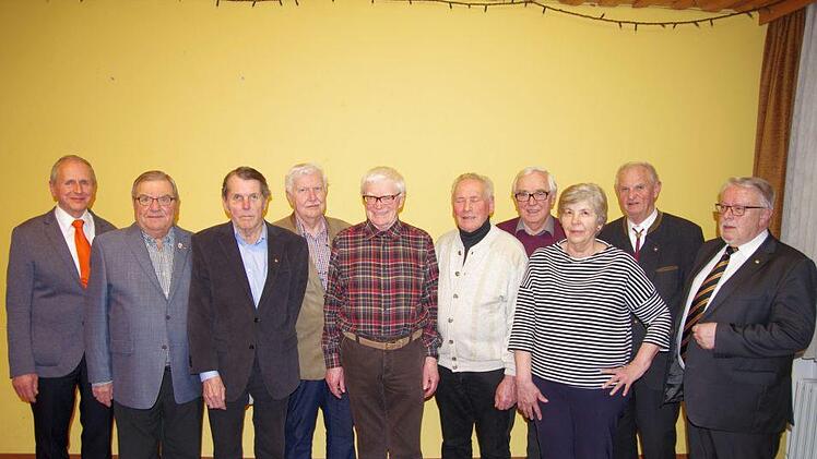 Ehrungen standen bei der Kolpingsfamilie Garitz an (von links):  Elmar Will (2. Vorsitzender des Diözesanverbandes Würzburg), Walter Horn, Edwin Zoll, Walter Hartmann, Horst Hippler, Herbert Reichert, Robert Emmerth, Ingrid Emmerth, Werner Keß und Vorsitzender Heiner Fuchs. Foto: Klaus Werner