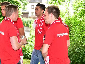 Danial M. mit Mannschaftskameraden des FC Neuenmarkt. Foto: Werner Reißaus