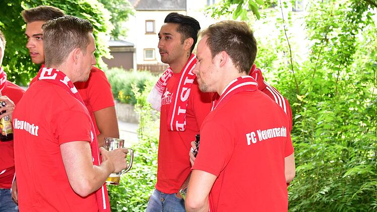 Danial M. mit Mannschaftskameraden des FC Neuenmarkt. Foto: Werner Reißaus