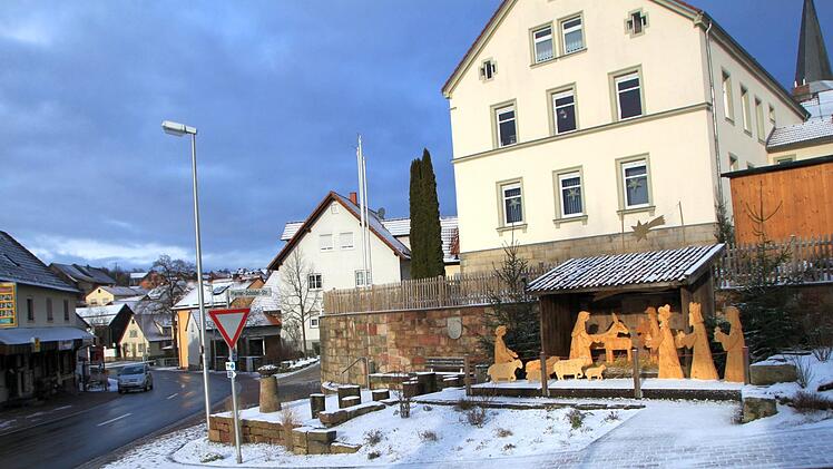 Der neue Dorfplatz vor dem Rathaus wurde im Jahr 2018 fertig gestellt. Foto: Julia Raab