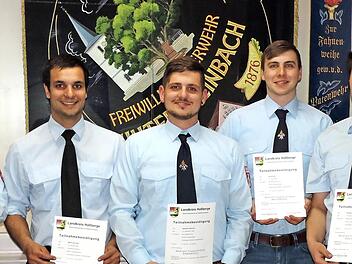 Das sind die Feuerwehrleute, die erfolgreich ihre Leistungsprüfung abgelegt haben, mit Bürgermeister Matthias Bäuerlein (rechts) und dem Kommandanten Tobias Müller (Zweiter von links).  Foto: Günther Geiling