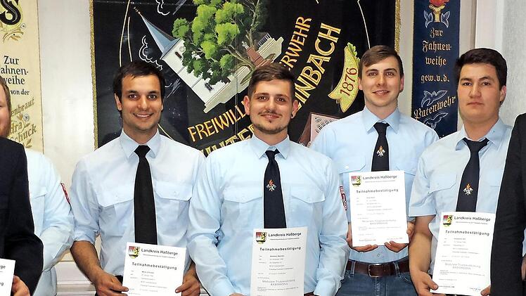 Das sind die Feuerwehrleute, die erfolgreich ihre Leistungsprüfung abgelegt haben, mit Bürgermeister Matthias Bäuerlein (rechts) und dem Kommandanten Tobias Müller (Zweiter von links).  Foto: Günther Geiling