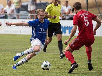 Frohnlachs Angreifer Daniel Oppel (links) versucht im vollem Lauf am Coburger Abwehrspieler Daniel Kimmel, der zum Auftakt fehlen wird, vorbeizukommen. Im Pokal vor einer Woche hatten die Frohnlacher im Duell mit den Vestekickern im Pokal die Nase vorne.  Foto: Heinrich Wei&szlig;