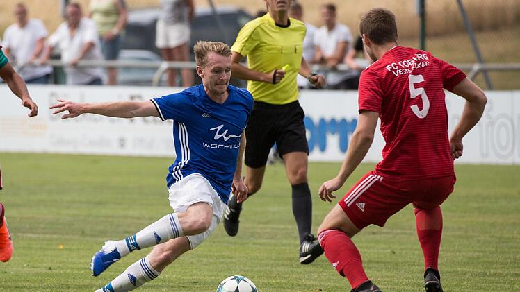Frohnlachs Angreifer Daniel Oppel (links) versucht im vollem Lauf am Coburger Abwehrspieler Daniel Kimmel, der zum Auftakt fehlen wird, vorbeizukommen. Im Pokal vor einer Woche hatten die Frohnlacher im Duell mit den Vestekickern im Pokal die Nase vorne.  Foto: Heinrich Wei&szlig;