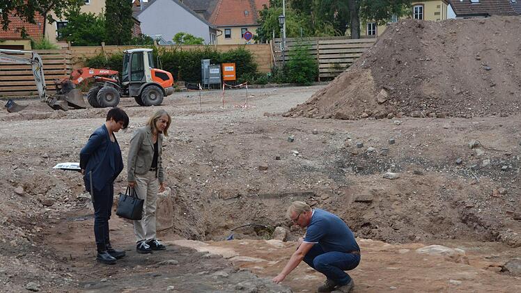 Archäologe Marco Goldhausen  mit Bauamtsleiterin Silke Stadter und Zweiter Bürgermeisterin Renate Schroff
