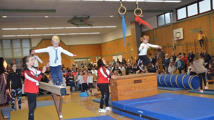 Gleich an mehreren Geräten, Schwebebalken und im Bodenturnen zeigten die jungen Sportler der Gerätturnen Nachwuchsförderung ihre Balance und Beweglichkeit. Foto: Karl-Heinz Hofmann