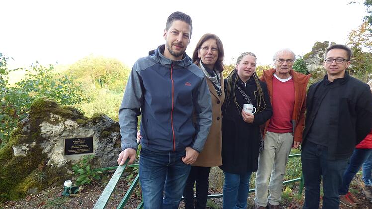 Neben dem Gedenkstein auf der Martinswand von links Sohn Frank, Witwe Christine Polster, Tochter Ann-Katrin, Klaus-Dieter Preis und Martin Redel  Fotos: Thomas Weichert