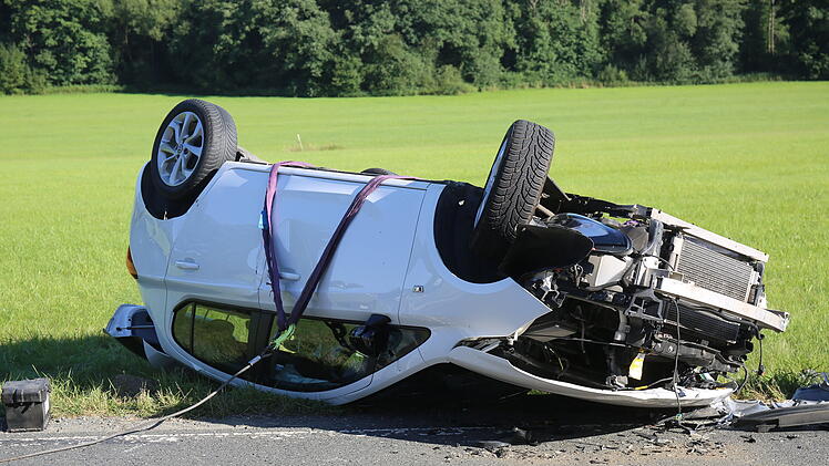 Auto &uuml;berschl&auml;gt sich nach Kollision mit Traktorgespann bei Thurnau