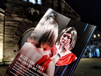 "Alles Liebe, Linda": Das Musical über das Leben der Mrs. Cole Porter erlebte am Freitag seine Premiere in der Coburger Reithalle.Foto: Jochen Berger