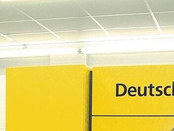 Postfiliale im Kreis Aschaffenburg überfallen: Mitarbeiter schlägt bewaffneten Täter in die Flucht