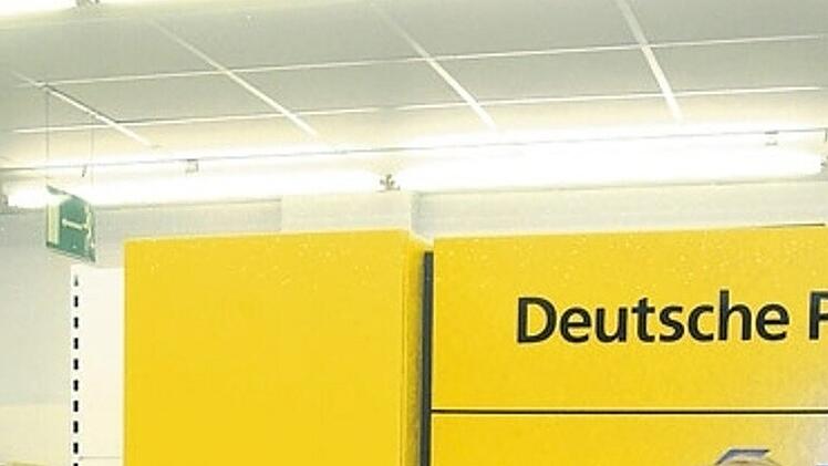 Postfiliale im Kreis Aschaffenburg überfallen: Mitarbeiter schlägt bewaffneten Täter in die Flucht