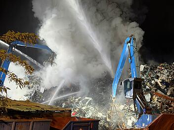 N&uuml;rnberg: Brand auf Recyclinghof - Anwohner berichten von heftigen Folgen