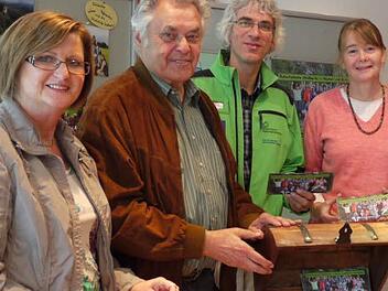 Sie haben einen "Berg-Schatz" zu bieten (v.l.):  Gabriele Thiem , Heinreich Kattenbeck für die Schöffl-Stiftung, Gebietsbetreuer Andreas Niedling und Exkursionsleiterin Doris Philippi.  Foto: Pauline Lindner