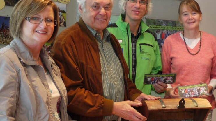 Sie haben einen "Berg-Schatz" zu bieten (v.l.):  Gabriele Thiem , Heinreich Kattenbeck für die Schöffl-Stiftung, Gebietsbetreuer Andreas Niedling und Exkursionsleiterin Doris Philippi.  Foto: Pauline Lindner
