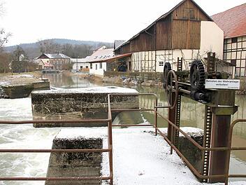 Die Wassermassen der Itz dienen auch der Stromversorgung: In den Mühlen in Hemmendorf und Gleusdorf (im Hintergrund), wo ein Wehr den Zustrom regelt, wird Energie erzeugt. Rein rechnerisch könnte sich die Gemeinde fast zur Hälfte selbst regenerativ versorgen. Foto:Ralf Kestel