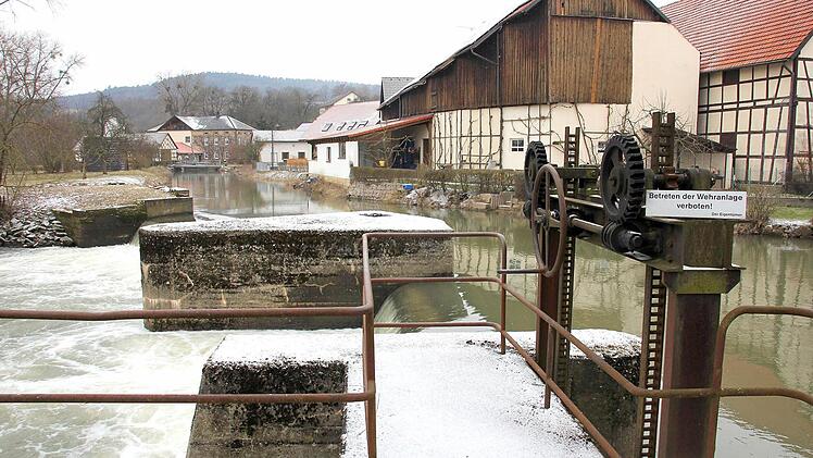 Die Wassermassen der Itz dienen auch der Stromversorgung: In den Mühlen in Hemmendorf und Gleusdorf (im Hintergrund), wo ein Wehr den Zustrom regelt, wird Energie erzeugt. Rein rechnerisch könnte sich die Gemeinde fast zur Hälfte selbst regenerativ versorgen. Foto:Ralf Kestel