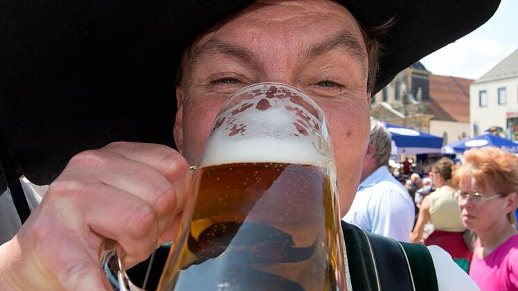 BierMuss man sich oft in Selbstbedienung holen. Es wird aber auch bedient. Generell sollte nicht vergessen werden, das Bier auch zu bezahlen. Foto: Timm Schamberger/dpa