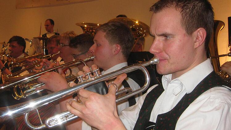Bastian Markert und Simon Wießner (im Vordergrund) und ihre Kollegen sorgten in Schönderling für Begeisterung. Foto: Beatrix Lieb