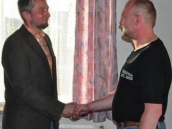 Bürgermeister Ralf Nowak (links) hieß Erich Hubert aus Lichtenstein als neuen Ortssprecher in den Reihen des Pfarrweisacher Gemeinderats willkommen. Er vertritt die Dörfer Lichtenstein, Dürrnhof und Herbelsdorf. Foto: Simon Albrecht