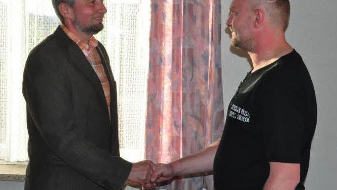 Bürgermeister Ralf Nowak (links) hieß Erich Hubert aus Lichtenstein als neuen Ortssprecher in den Reihen des Pfarrweisacher Gemeinderats willkommen. Er vertritt die Dörfer Lichtenstein, Dürrnhof und Herbelsdorf. Foto: Simon Albrecht