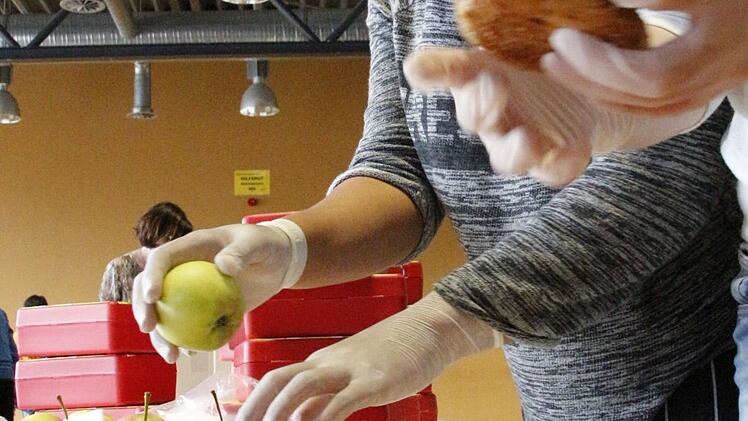 Die Schüler der Mittelschule Eggolsheim packen Brotzeit-Boxen. Foto: Josef Hofbauer