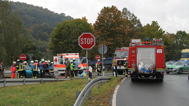 Zu einem schweren Unfall kam es heute auf der B289 in Kulmbach in Höhe Kauernburg. Foto: Stephan Tiroch