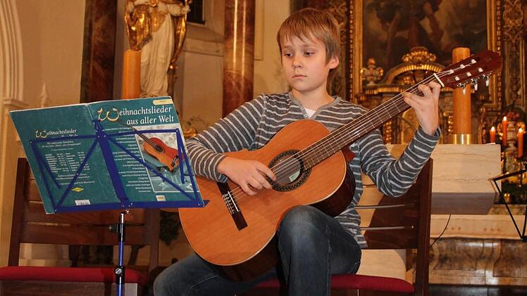 Mit großer Konzentration spielte Julian Heinz sein Solostück vom "Santa Claus". Foto: Sonja Adam