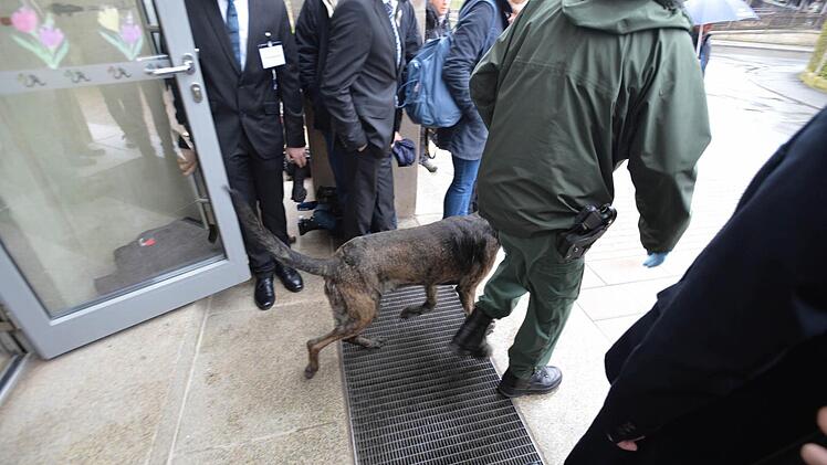 Sogar ein Polizeihund war vor Ort.