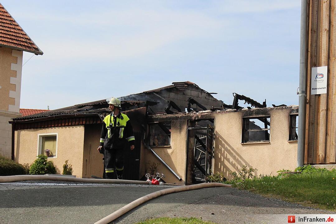 Hoher Sachschaden bei Scheunenbrand - Sieben Verletzte