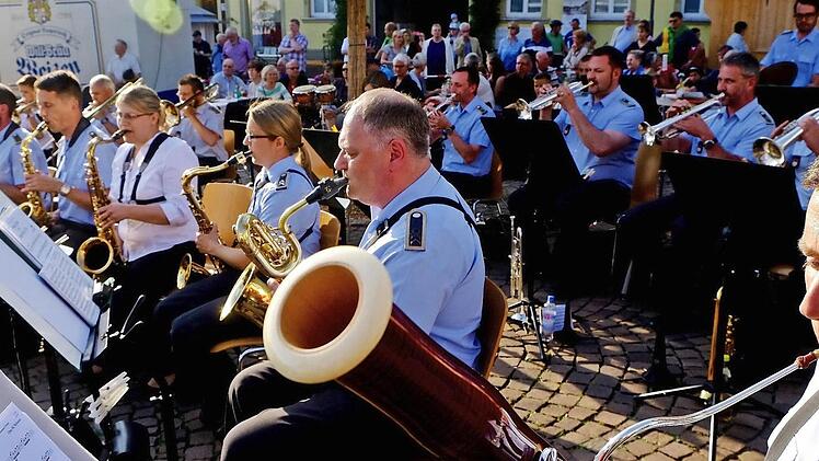 Das Heeresmusikkorps spielt in großer Besetzung. Foto: Gerd Schaar