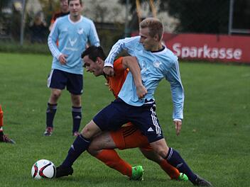 Alexander Kapp vom TSV Ebermannstadt (r.) wurde im Topspiel gegen Heroldsbach permanent in Zweikämpfe verwickelt, wie hier von Stefan Schleicher. Am Ende setzte sich die SpVgg knapp mit 1:0 durch.  Foto: Kellner