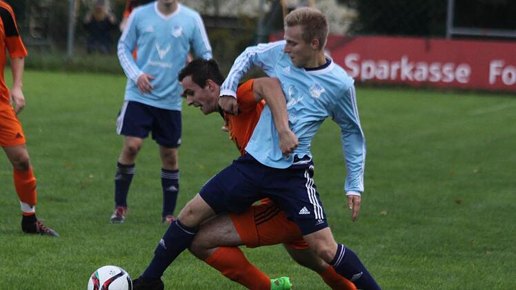 Alexander Kapp vom TSV Ebermannstadt (r.) wurde im Topspiel gegen Heroldsbach permanent in Zweikämpfe verwickelt, wie hier von Stefan Schleicher. Am Ende setzte sich die SpVgg knapp mit 1:0 durch.  Foto: Kellner