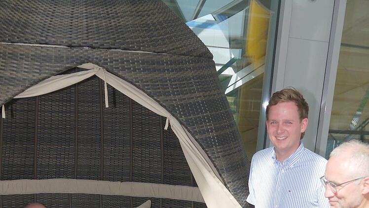 Schick, schick: Lars-Jörg Otto und Stine Michel testen einen neuen "Kokon" für den Baumwipfelpfad. Bürgermeister Tobias Ehrlicher und Werkleiter Michel Fischer (rechts) schauen zufrieden zu. Foto: Berthold Köhler