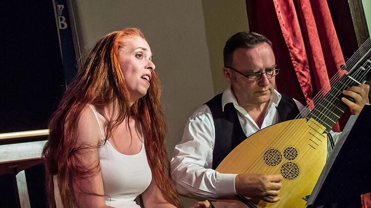 Ulrike Barz-Murauer beeindruckt das Publikum als Darstellerin in "Coburg, Deine Frauen". Auf der Laute musizierte Heiko Schmiedel Foto: Jochen Berger