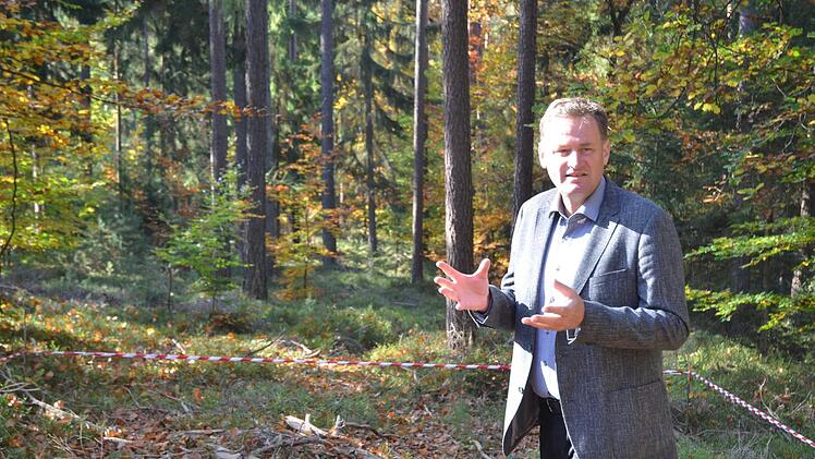 Gerhard Sacher zeigt: Hier wird der Andachtsraum entstehen.