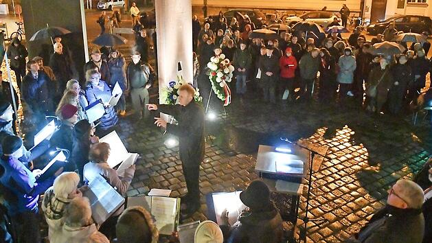 Die Feierstunde am Synagogenplatz Foto: Ronald Rinklef