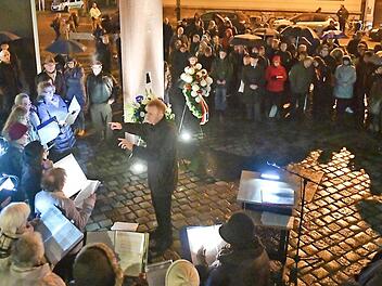 Die Feierstunde am Synagogenplatz Foto: Ronald Rinklef