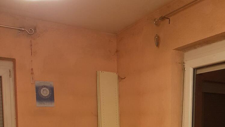 Das Bild ist per Handy entstanden und soll den Schimmelbefall im Obergeschoss des Wohnhauses zeigen.  Bild: privat