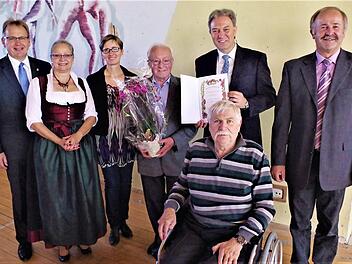 Den Ehrenpreis von Landrat Klaus Löffler konnte der Gartenbauverein Kronach in Empfang nehmen. Von links: Bürgermeister Bernd Rebhan, Jutta Dietzel, Kreisfachberaterin Beate Singhartinger, Ehrenvorsitzender Jürgen Neumann, Landrat Löffler, Kreisvorsitzender Fritz Pohl sowie sein Stellvertreter Edgar Bärenz (vorne).  Foto: Gerd Fleischmann