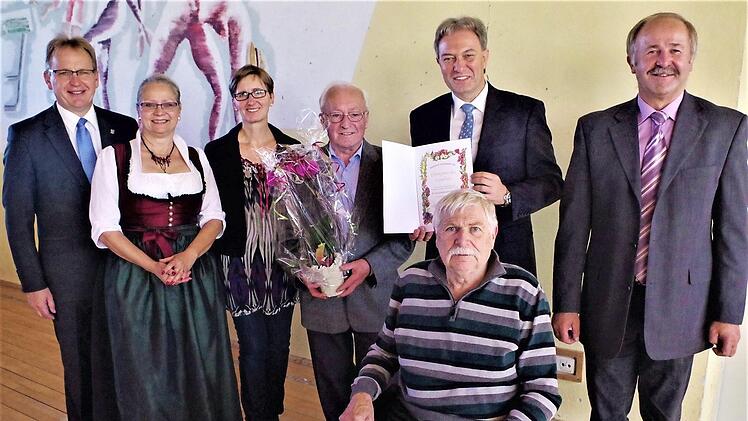 Den Ehrenpreis von Landrat Klaus Löffler konnte der Gartenbauverein Kronach in Empfang nehmen. Von links: Bürgermeister Bernd Rebhan, Jutta Dietzel, Kreisfachberaterin Beate Singhartinger, Ehrenvorsitzender Jürgen Neumann, Landrat Löffler, Kreisvorsitzender Fritz Pohl sowie sein Stellvertreter Edgar Bärenz (vorne).  Foto: Gerd Fleischmann