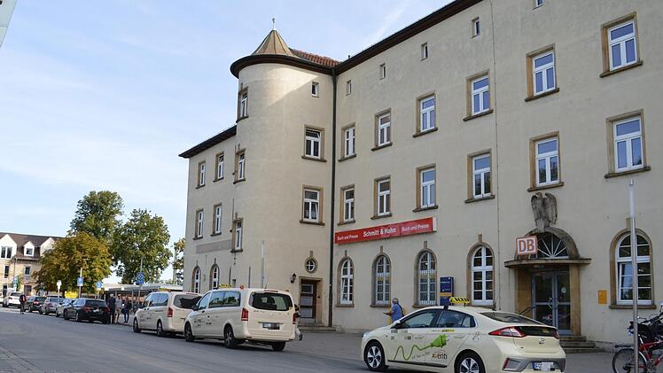 Der Taxibetreiber bemühte sich seit langem um eine Parkfläche am Forchheimer Bahnhof - für das Gerichtsverfahren spielte das keine Rolle. Foto: Ronald Heck