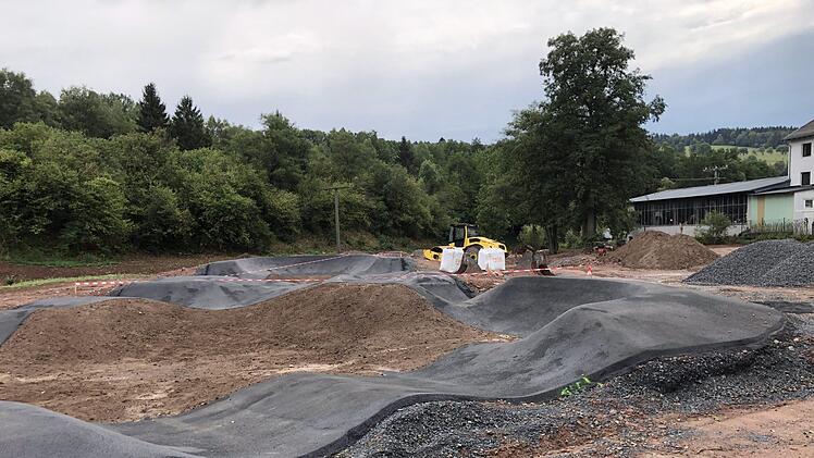 Der Pumptrack in Wildflecken wurde im Sommer 2020 gebaut. Foto: Sebastian Schmitt